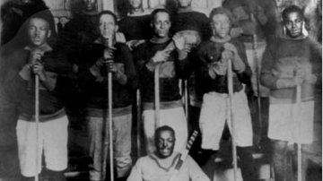 Historic hockey team with gear and sticks, black and white. @tik4tat